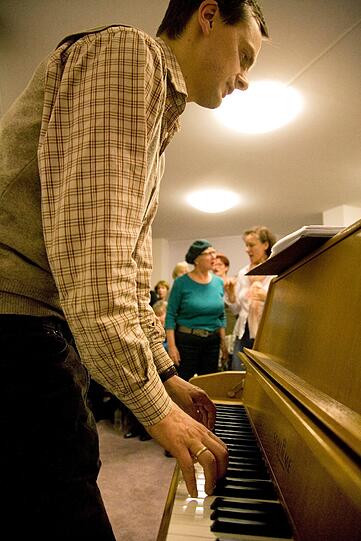 Chorleiter Sebastian Frank begleitet die Senioren am Klavier.