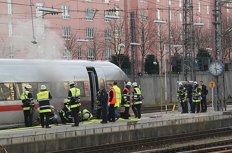 Großeinsatz für die Feuerwehr: Unter einem ICE qualmt dichter Rauch hervor.