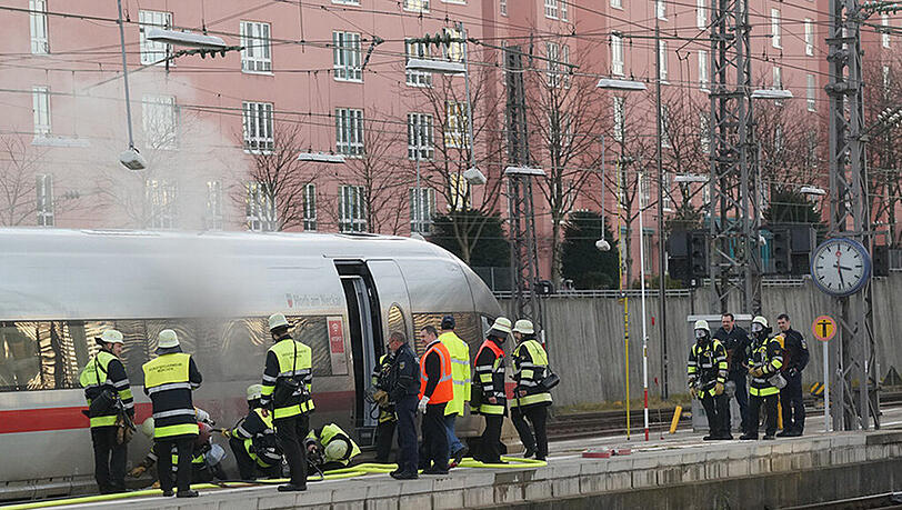 Großeinsatz für die Feuerwehr: Unter einem ICE qualmt dichter Rauch hervor. Großeinsatz für die Feuerwehr: Unter einem ICE qualmt dichter Rauch hervor.