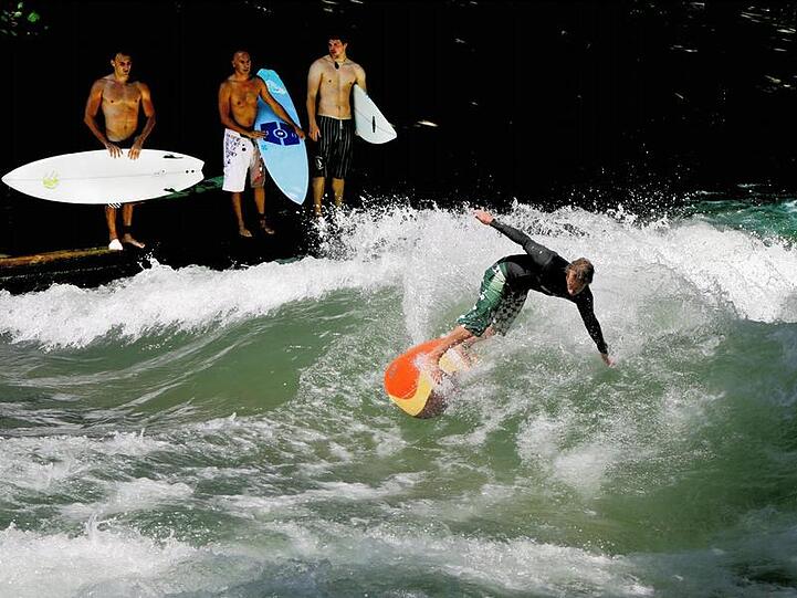 Schön und faszinierend: Das Surfen auf der Eisbach-Welle im Englischen Garten ist nur etwas für absolut geübte Surfer.