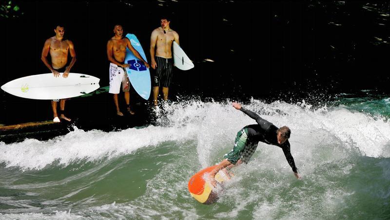 Schön und faszinierend: Das Surfen auf der Eisbach-Welle im Englischen Garten ist nur etwas für absolut geübte Surfer. Schön und faszinierend: Das Surfen auf der Eisbach-Welle im Englischen Garten ist nur etwas für absolut geübte Surfer.