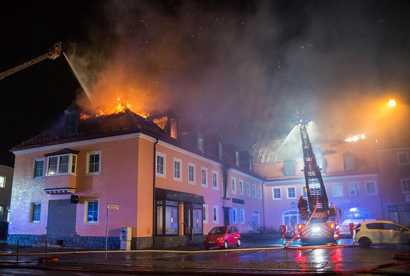 Anwohner gafften auf die brennende Flüchtlingsunterkunft, klatschten Beifall und behinderten die Löscharbeiten der Feuerwehr.