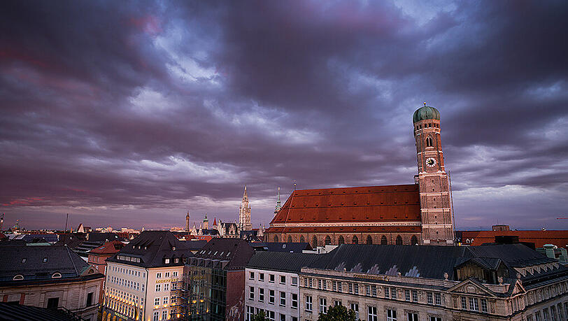 In den nächsten Tagen gibt es etliche dunkle Wolken über München. (Archivbild)