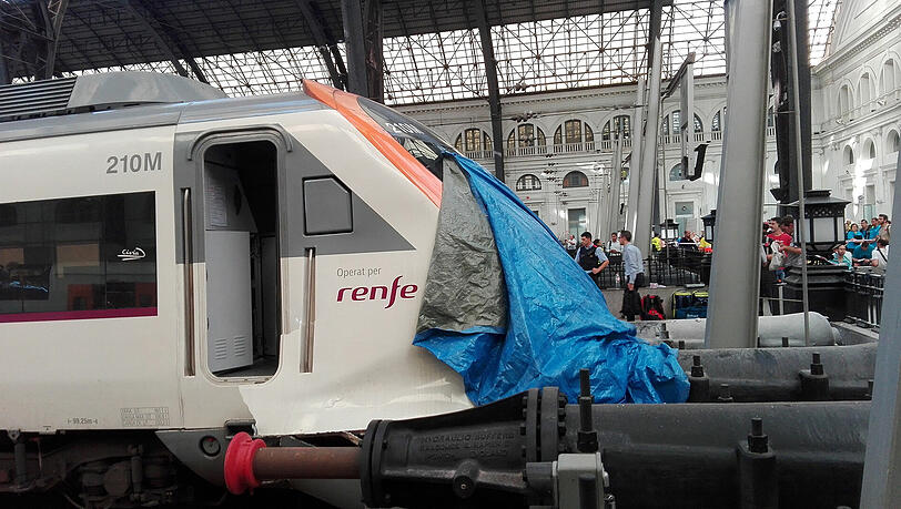 Die S-Bahn fuhr gegen den Prellbock. Die S-Bahn fuhr gegen den Prellbock.