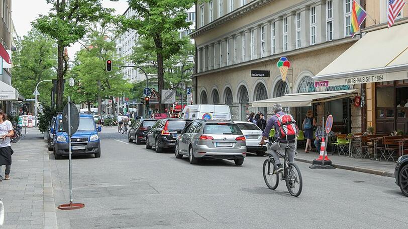 Ziemlich viel Verkehr: In den Sommermonaten sollen Autos und Radler nicht mehr durch die Reichenbachstraße fahren können.