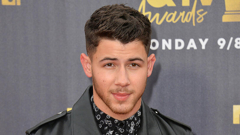 Einmal anstoßen auf Nick Jonas!