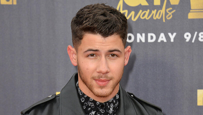 Einmal anstoßen auf Nick Jonas!