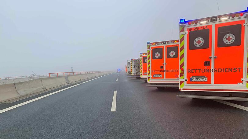 Trümmerhaufen auf der A7 - Rettungskräfte bergen am Sonntag die 18 beschädigten Fahrzeuge. Bilder vom Einsatz.