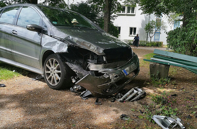Bilder vom Unfall am Romanplatz, bei dem eine 71-jährige Frau das Gas- und Bremspedal ihres Wagens verwechselte und einen 5-jährigen Jungen anfuhr.
