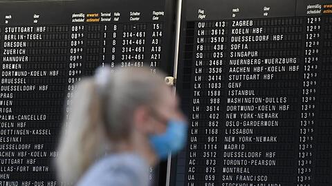 Wegen der anhaltenden Corona-Flaute will der Frankfurter Flughafen die Möglichkeit der Kurzarbeit bis in den übernächsten Sommer nutzen.