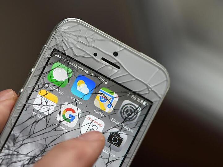 Gesplitterter, defekter Touchscreen eines iPhones. Für Reparaturen können unabhängige Werkstätten in Zukunft sowohl Ersatzteile direkt von Apple als auch solche von anderen Herstellern verwenden.