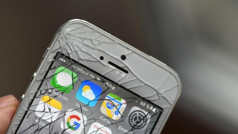 Gesplitterter, defekter Touchscreen eines iPhones. Für Reparaturen können unabhängige Werkstätten in Zukunft sowohl Ersatzteile direkt von Apple als auch solche von anderen Herstellern verwenden. Gesplitterter, defekter Touchscreen eines iPhones. Für Reparaturen können unabhängige Werkstätten in Zukunft sowohl Ersatzteile direkt von Apple als auch solche von anderen Herstellern verwenden.