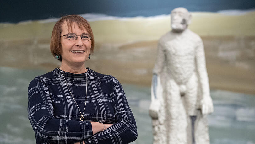 Lechners Chefin, Paläontologin Madelaine Böhme, neben einer Rekonstruktion von Menschenaffe "Udo". Lechners Chefin, Paläontologin Madelaine Böhme, neben einer Rekonstruktion von Menschenaffe "Udo".