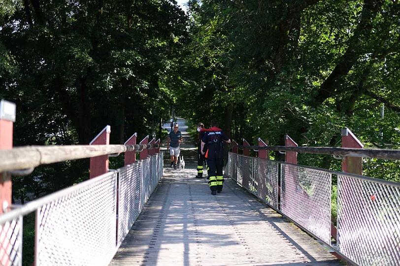 Zahlreiche Kräfte der Feuerwehr waren an der Thalkirchner Brücke im Einsatz