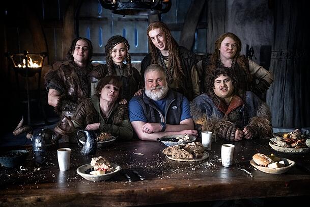(von links) Gabriel Howell, Mason Thames, Nico Parker, Regisseur Dean DeBlois (in der Mitte), Harry Trevaldwyn, Julian Dennison and Bronwyn James am Setvon "How to Train Your Dragon". (von links) Gabriel Howell, Mason Thames, Nico Parker, Regisseur Dean DeBlois (in der Mitte), Harry Trevaldwyn, Julian Dennison and Bronwyn James am Setvon "How to Train Your Dragon".