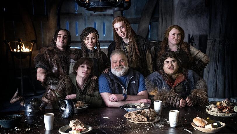 (von links) Gabriel Howell, Mason Thames, Nico Parker, Regisseur Dean DeBlois (in der Mitte), Harry Trevaldwyn, Julian Dennison and Bronwyn James am Setvon "How to Train Your Dragon". (von links) Gabriel Howell, Mason Thames, Nico Parker, Regisseur Dean DeBlois (in der Mitte), Harry Trevaldwyn, Julian Dennison and Bronwyn James am Setvon "How to Train Your Dragon".