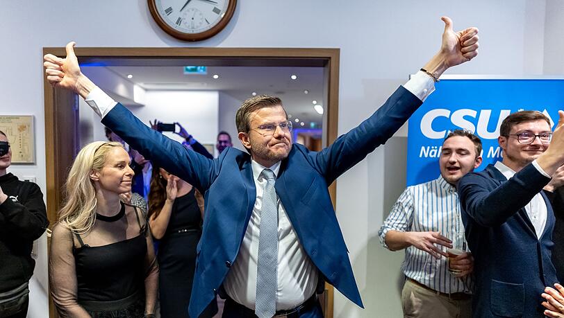 Marcus König jubelte schon am 8. März nach der ersten Runde der Kommunalwahl. In der Stichwahl deutet sich an: Er könnte Nürnbergs OB werden. (Archivbild) Marcus König jubelte schon am 8. März nach der ersten Runde der Kommunalwahl. In der Stichwahl deutet sich an: Er könnte Nürnbergs OB werden. (Archivbild)