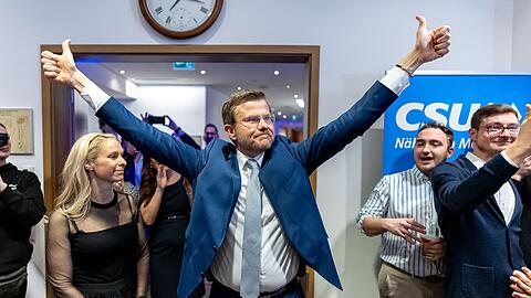 Marcus K&ouml;nig jubelte schon am 8. M&auml;rz nach der ersten Runde der Kommunalwahl. In der Stichwahl deutet sich an: Er k&ouml;nnte N&uuml;rnbergs OB werden. (Archivbild)