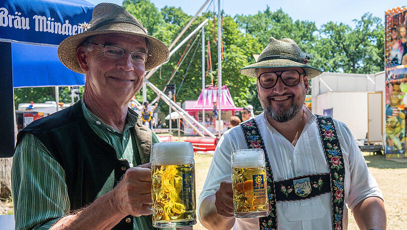 Thomas Fesenmair (r.), Wirt des Königlichen Hirschgarten, ist sauer wegen Vandalismus in seinem Biergarten. Thomas Fesenmair (r.), Wirt des Königlichen Hirschgarten, ist sauer wegen Vandalismus in seinem Biergarten.