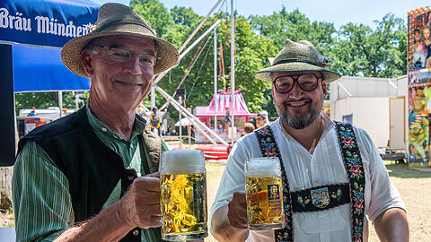 Thomas Fesenmair (r.), Wirt des K&ouml;niglichen Hirschgarten, ist sauer wegen Vandalismus in seinem Biergarten.