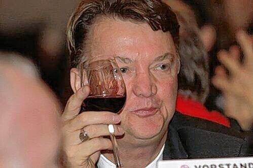Ein Glas Wein auf die Auszeichnung: Louis van Gaal.