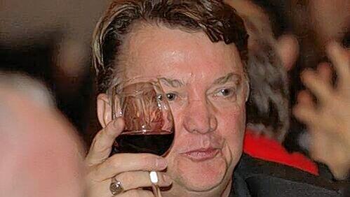 Ein Glas Wein auf die Auszeichnung: Louis van Gaal. Ein Glas Wein auf die Auszeichnung: Louis van Gaal.