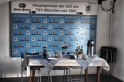 Das kleine Derby zwischen den Regionalliga-Teams des FC Bayern und des TSV 1860 München hat AZ-Sportchef Gunnar Jans für einen kleinen Streifzug durch das marode Grünwalder Stadions genutzt. Dort sind ihm beachtliche Motive untergekommen. Sehen Sie die Aufnahmen in der Bilderstrecke!