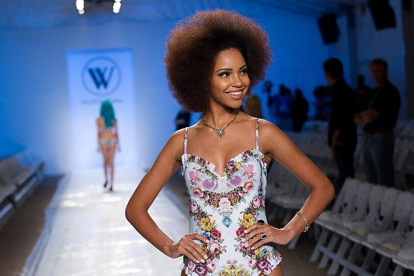 Bei der "Mercedes Benz Fashion Week Swim" präsentieren die Top-Models die angesagteste Bademode - da kann man(n) schon mal ins Schwitzen kommen. Die Bilder.