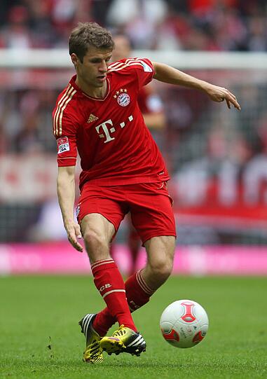 Thomas Müller (23): Vertrag bis 2017. Hat nach dem Van-Gaal-Prinzip &bdquo;Müller spielt immer&ldquo; die meisten Einsätze aller Offensiven (40). In der Mitte ist der Platz jetzt dicht, er kann aber auch außen und vorne. Erinnert an Pedro &ndash; den mochte Pep gerne. Fazit: Muss sich wenig Sorgen machen.