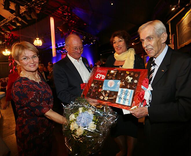 Dorle und Franz Maget freuen sich über das Geschenk von Gipsy und Dieter Schneider
