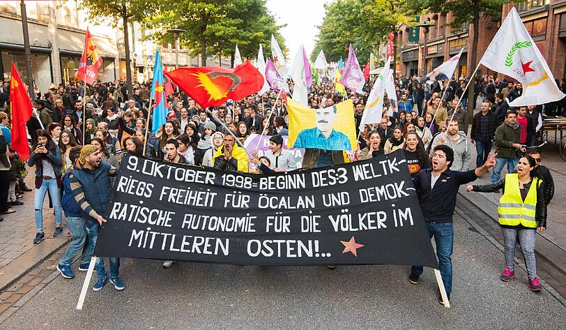 Kurden ziehen nach dem Anschlag in Ankara durch die Innenstadt von Hamburg &ndash; bislang verlaufen Demonstrationen wie diese friedlich.