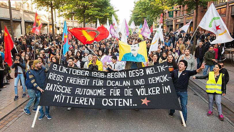 Kurden ziehen nach dem Anschlag in Ankara durch die Innenstadt von Hamburg – bislang verlaufen Demonstrationen wie diese friedlich. Kurden ziehen nach dem Anschlag in Ankara durch die Innenstadt von Hamburg – bislang verlaufen Demonstrationen wie diese friedlich.