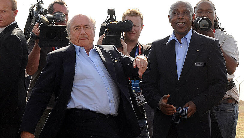 Noch-FIFA-Präsident Joseph S. Blatter schießt am 3. Dezember 2009 auf der Gefängnisinsel Robben Island vor Kapstadt/Südafrika auf dem Fußballplatz auf dem die Gefangenen gespielt haben, ein Tor des Friedens. Rechts steht Tokyo Sexwale, damals Mitglied für Fair Play des FIFA-Komitees. Noch-FIFA-Präsident Joseph S. Blatter schießt am 3. Dezember 2009 auf der Gefängnisinsel Robben Island vor Kapstadt/Südafrika auf dem Fußballplatz auf dem die Gefangenen gespielt haben, ein Tor des Friedens. Rechts steht Tokyo Sexwale, damals Mitglied für Fair Play des FIFA-Komitees.