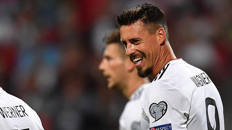 SANDRO WAGNER - NOTE 1: Zweites Länderspiel für den Ex-Bayern und seine ersten drei (!) Treffer. Sehenswerter Flugkopfball, dann ein überlegter Abstauber und wieder ein herrlicher Kopfball, diesmal ins lange Eck. Darüber freute sich einer richtig. Nach seiner DFB-Premiere hat er sich den nächsten Lebenstraum erfüllt. Wahre Wagner-Festspiele.