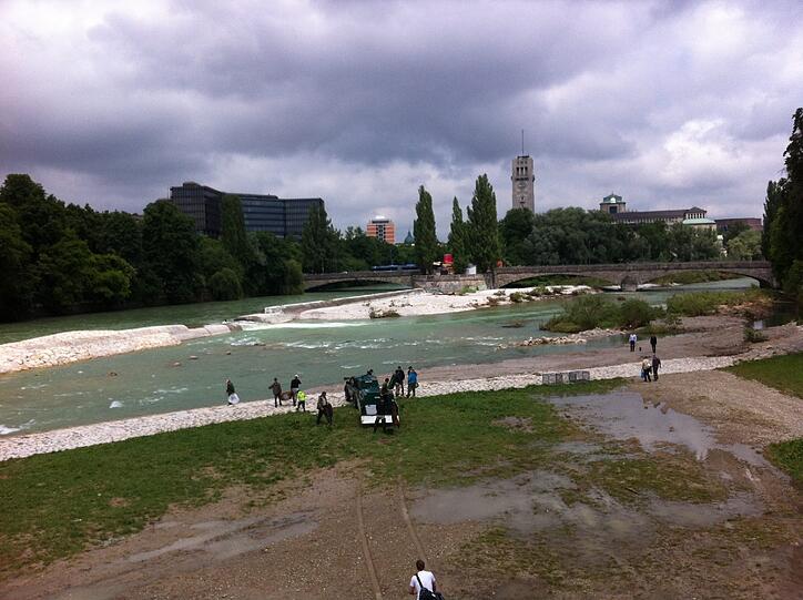Unten am Ufer hantierten Helfer mit großen Wassereimern und Netzen.