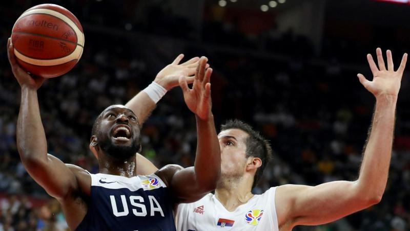 Der Serbe Nemanja Bjelica (r) verteidigt gegen US-Spieler Kemba Walker. Der Serbe Nemanja Bjelica (r) verteidigt gegen US-Spieler Kemba Walker.
