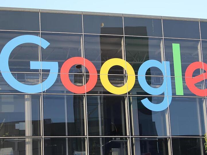 Bereits im Frühjahr hatte Google die Entwicklung pausiert. Jetzt soll im April kommenden Jahres mit der Chat-App Allo ganz Schluss sein.