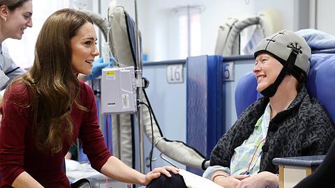 Prinzessin Kate spricht im Royal Marsden Hospital in London mit einer Krebspatientin.
