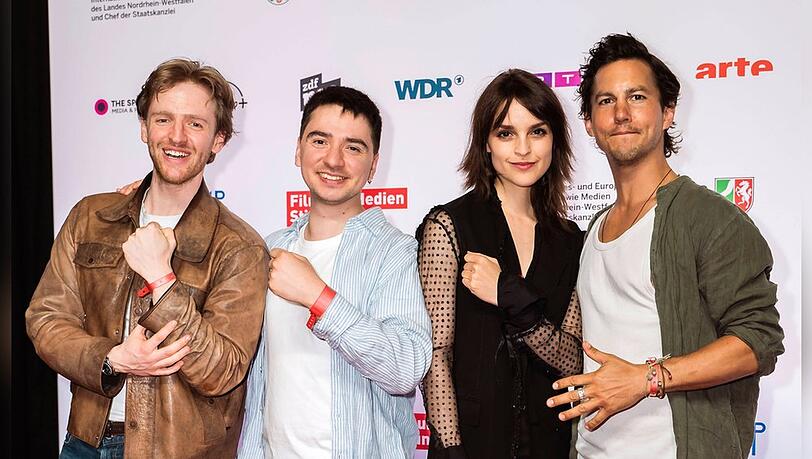 V.l.: Timur Bartels, Ivo Kortlang, Luise Befort und Tim Oliver Schultz bei der Premiere zu "Club der roten B&auml;nder - Die neue Generation".