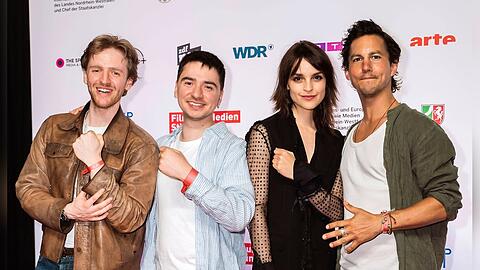 V.l.: Timur Bartels, Ivo Kortlang, Luise Befort und Tim Oliver Schultz bei der Premiere zu "Club der roten B&auml;nder - Die neue Generation".