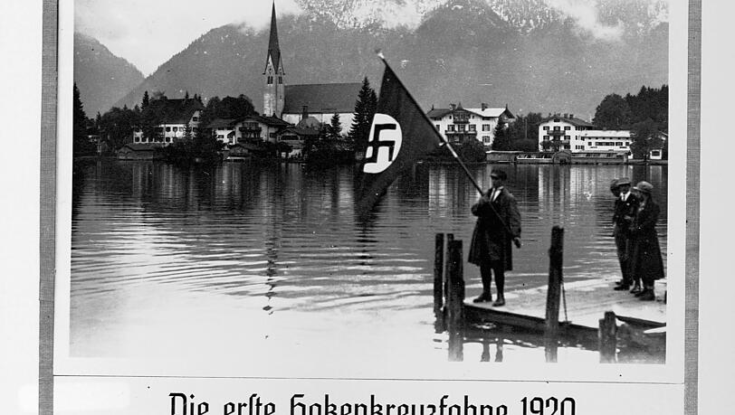 Die NSDAP-Ortsgruppe M&uuml;nchen 1920 mit Hakenkreuzfahne am Tegernsee.