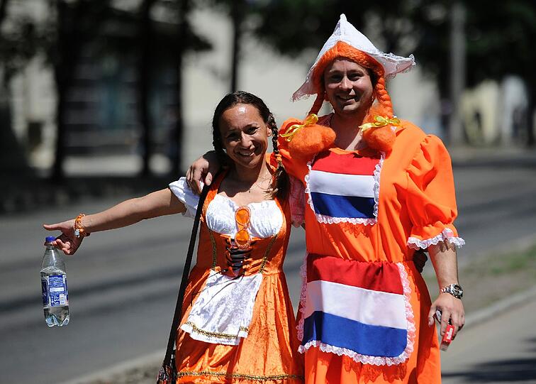 ... trotz der Niederlage gegen Dänemark scheinen die Oranje-Anhänger vor dem EM-Kracher gegen Deutschland noch immer hoffnungsfroh - oder machen sie nur gute Miene zum bösen Spiel?
