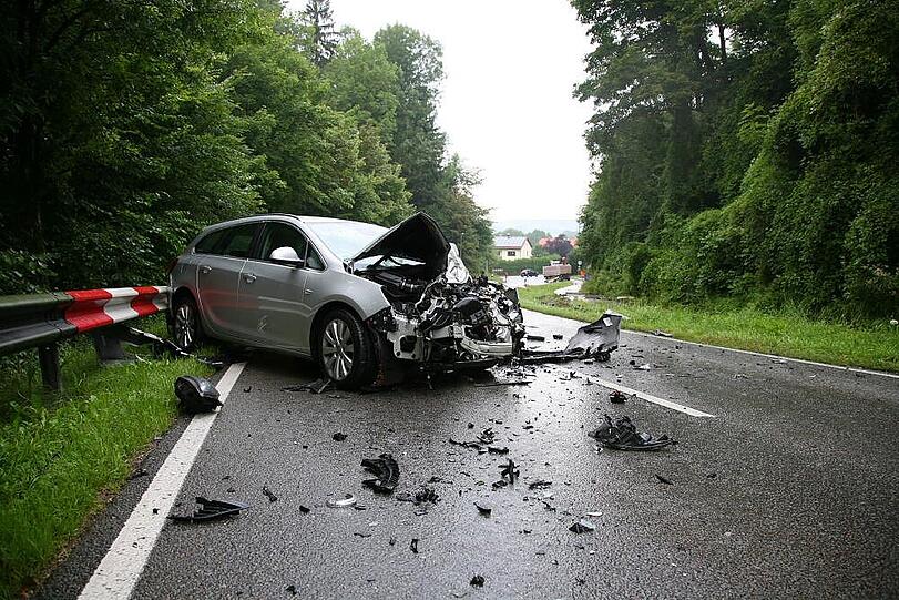Horrorcrash mit glücklichem Ausgang: Ein 30-jähriger BMW-Fahrer prallt mit einem LKW-Hänger zusammen - wird aber glücklicherweise nur leicht verletzt.