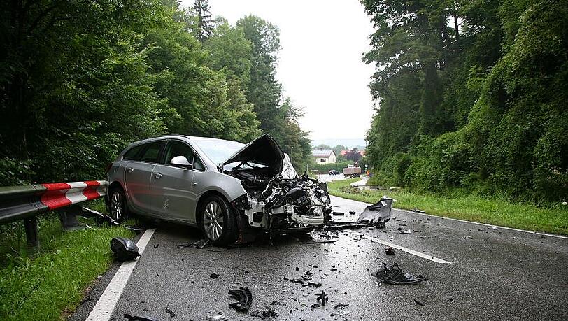 Horrorcrash mit glücklichem Ausgang: Ein 30-jähriger BMW-Fahrer prallt mit einem LKW-Hänger zusammen - wird aber glücklicherweise nur leicht verletzt. Horrorcrash mit glücklichem Ausgang: Ein 30-jähriger BMW-Fahrer prallt mit einem LKW-Hänger zusammen - wird aber glücklicherweise nur leicht verletzt.