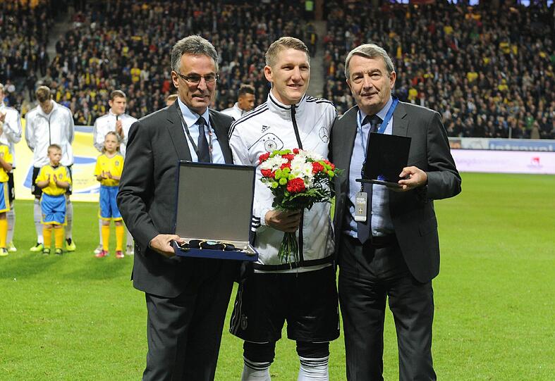 Vor der Schweden-Partie ehrten DFB-Generalsekretär Helmut Sandrock (r.) und DFB-Praesident Wolfgang Niersbach Bastian Schweinsteiger für sein 100. Länderspiel.