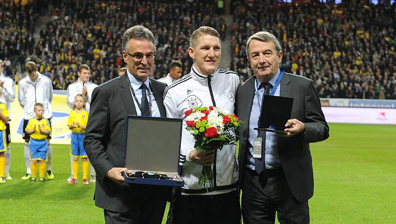 Vor der Schweden-Partie ehrten DFB-Generalsekretär Helmut Sandrock (r.) und DFB-Praesident Wolfgang Niersbach Bastian Schweinsteiger für sein 100. Länderspiel. Vor der Schweden-Partie ehrten DFB-Generalsekretär Helmut Sandrock (r.) und DFB-Praesident Wolfgang Niersbach Bastian Schweinsteiger für sein 100. Länderspiel.