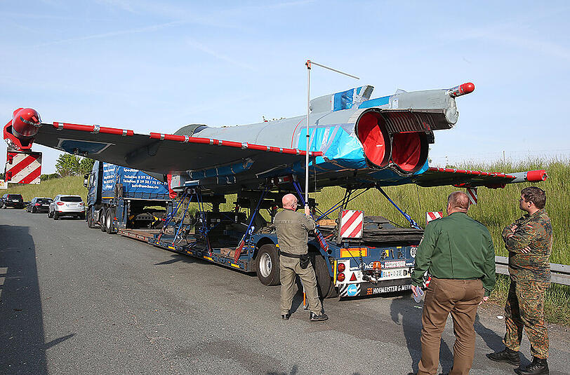 Der beschädigte Kampfjet wird zu einer Airbus-Werkstatt nach Manching gebracht. Die breite Ladung macht ein Überholen des Schwertransporters auf der dreispurigen Autobahn unmöglich!