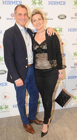 Dr. Markus Klöppel (Experte für plastische und ästhetische Chirurgie) und seine Frau Andrea fahren nach Sardinien.