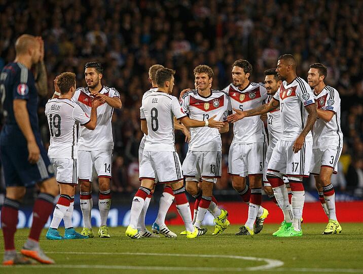 Die DFB-Elf feiert ihren Torschützen Thomas Müller.