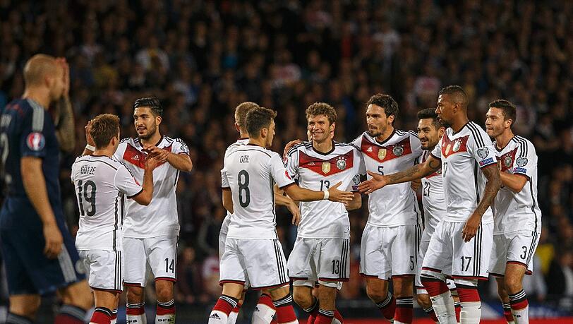 Die DFB-Elf feiert ihren Torschützen Thomas Müller. Die DFB-Elf feiert ihren Torschützen Thomas Müller.